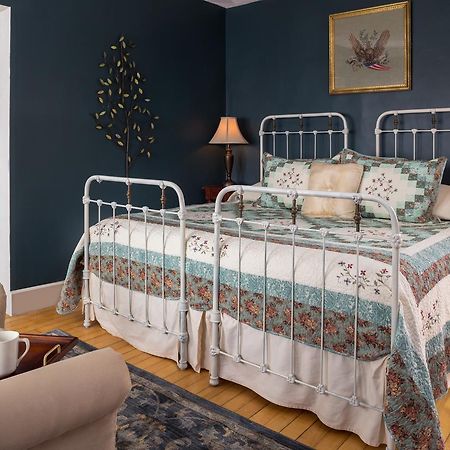 Yale Manor B&B & Yurt Glamping エクステリア 写真