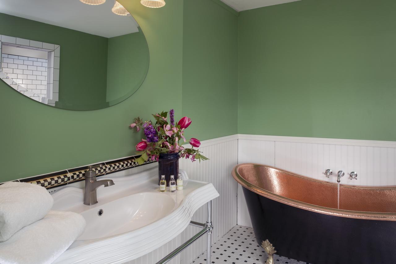Yale Manor B&B & Yurt Glamping エクステリア 写真