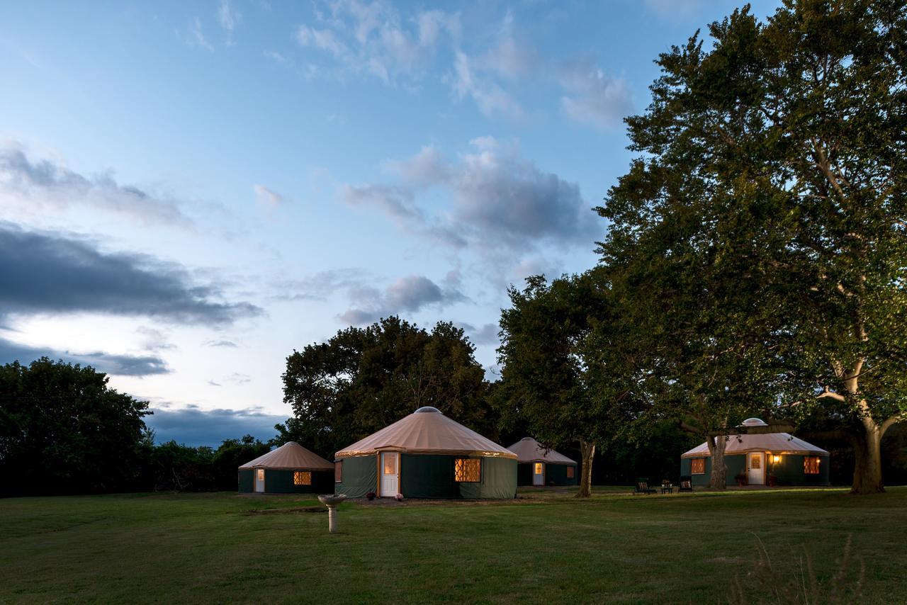 Yale Manor B&B & Yurt Glamping エクステリア 写真