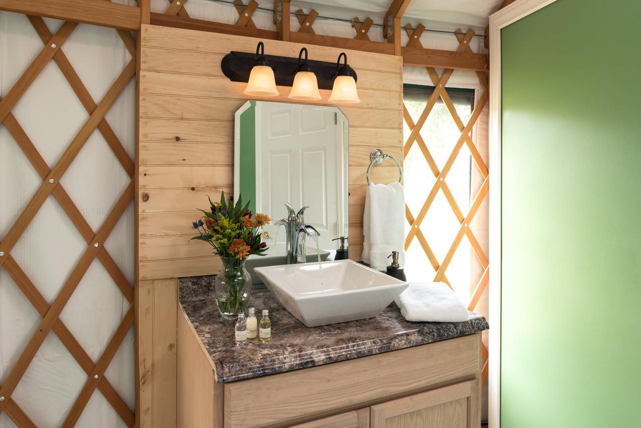 Yale Manor B&B & Yurt Glamping エクステリア 写真
