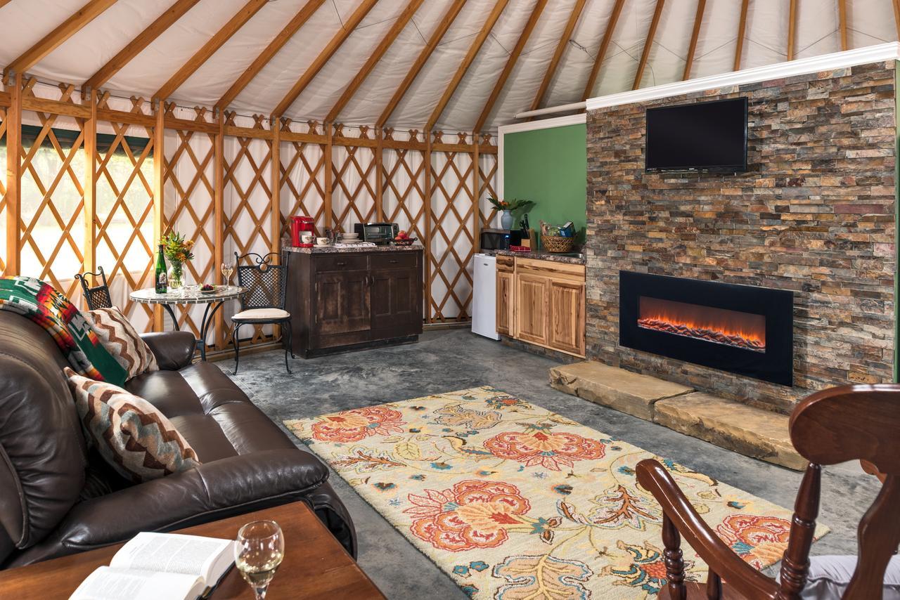 Yale Manor B&B & Yurt Glamping エクステリア 写真
