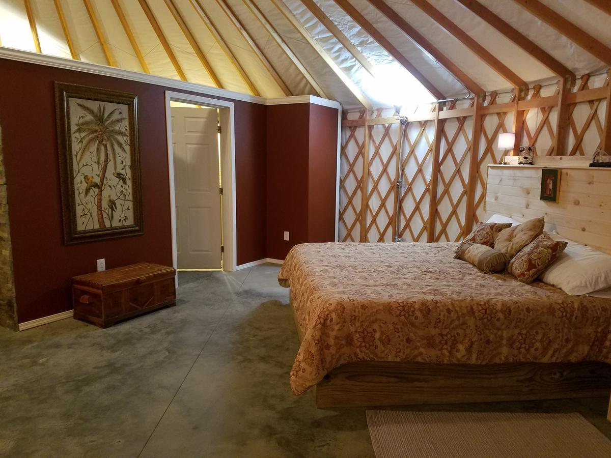 Yale Manor B&B & Yurt Glamping エクステリア 写真