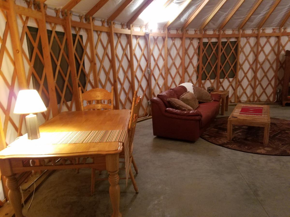 Yale Manor B&B & Yurt Glamping エクステリア 写真