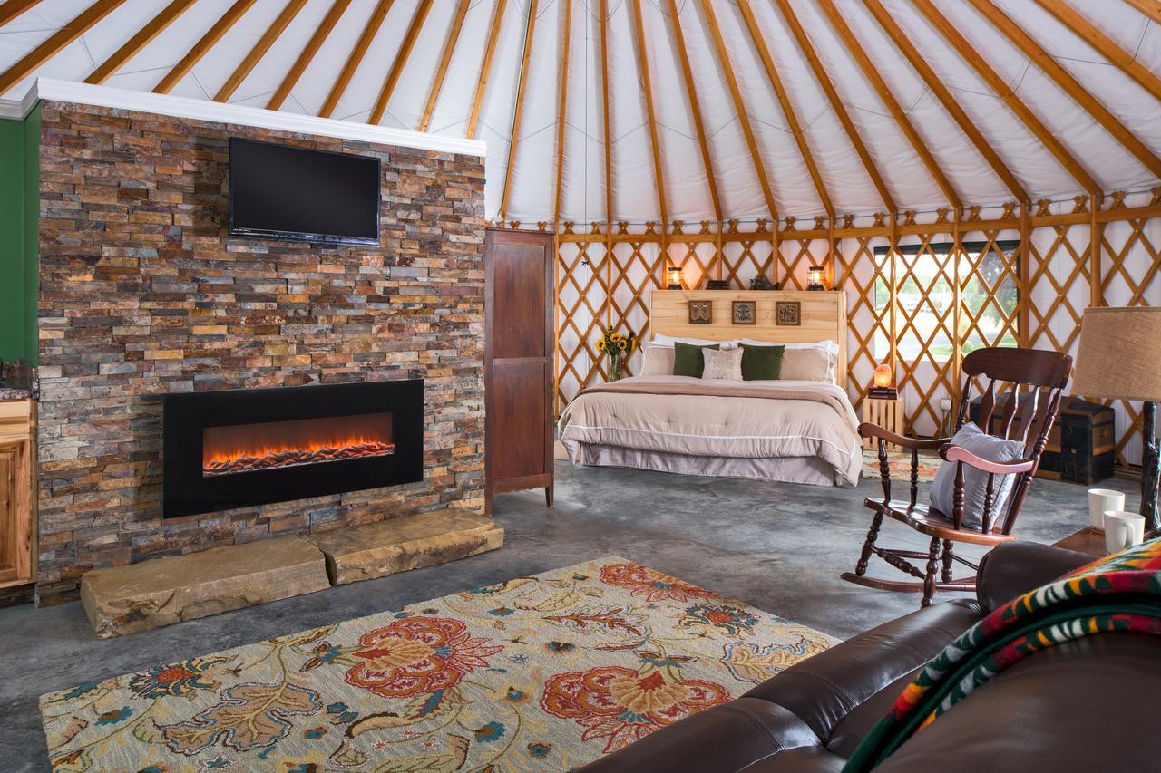 Yale Manor B&B & Yurt Glamping エクステリア 写真