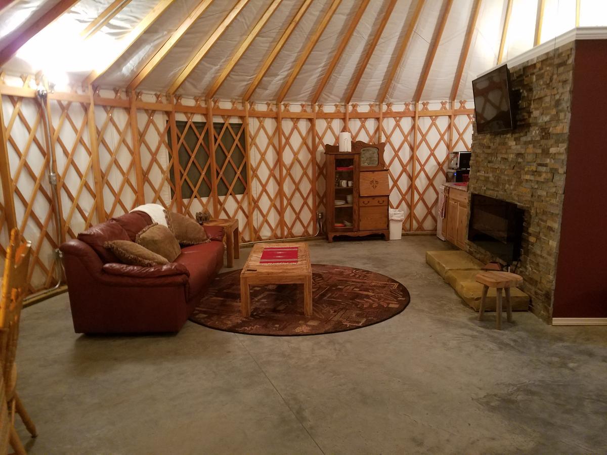 Yale Manor B&B & Yurt Glamping エクステリア 写真