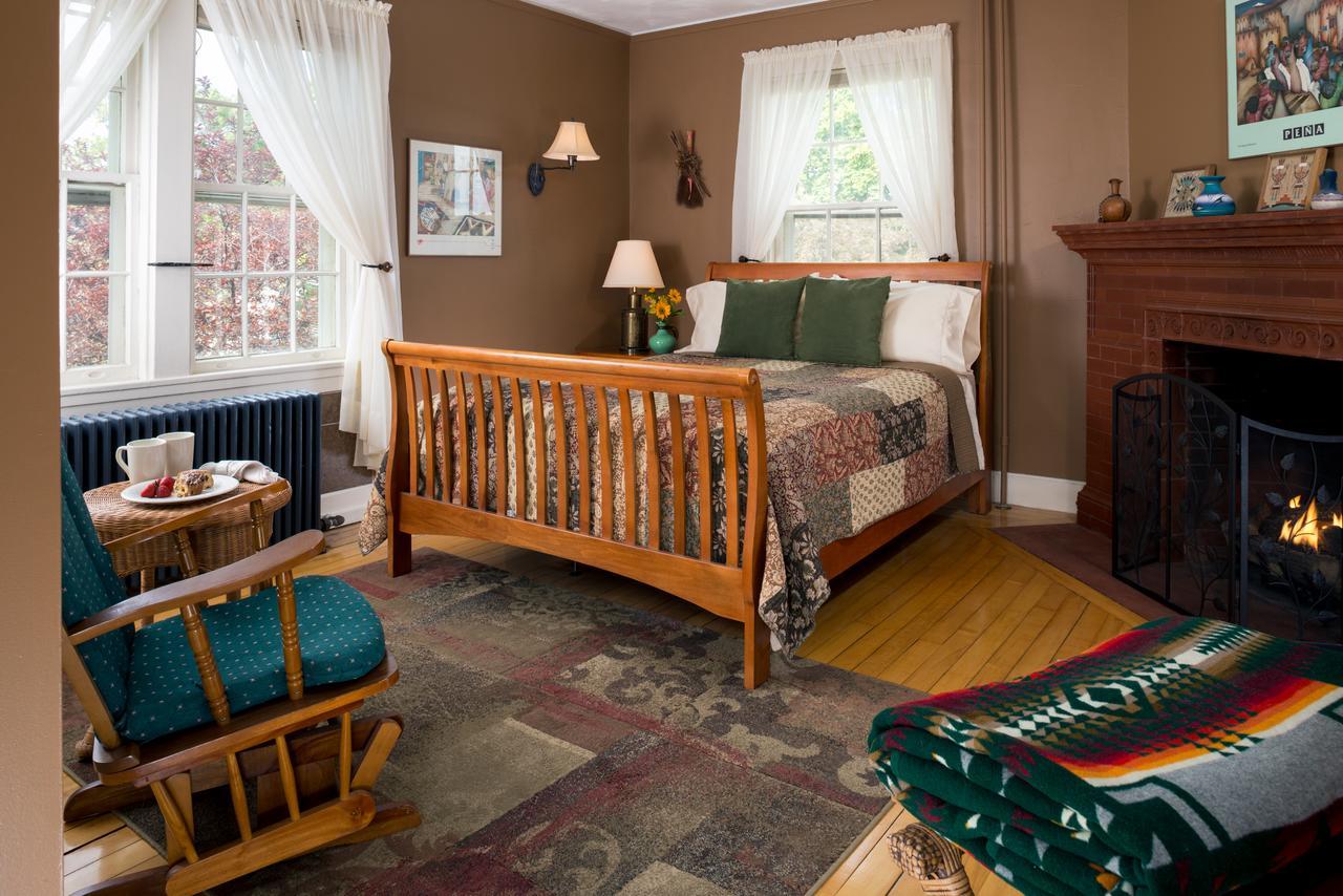 Yale Manor B&B & Yurt Glamping エクステリア 写真
