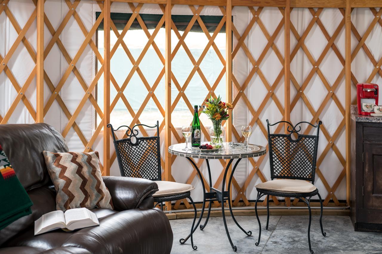Yale Manor B&B & Yurt Glamping エクステリア 写真