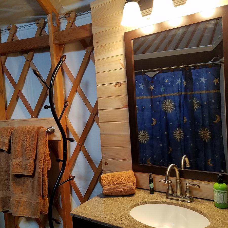 Yale Manor B&B & Yurt Glamping エクステリア 写真