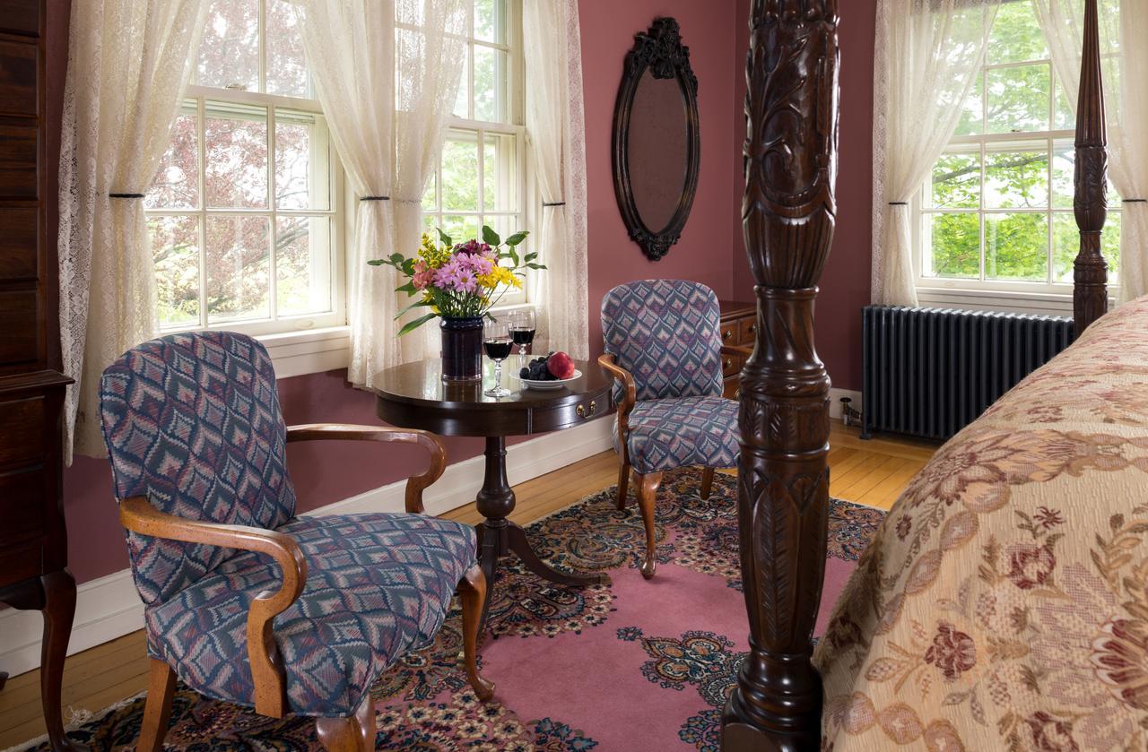 Yale Manor B&B & Yurt Glamping エクステリア 写真