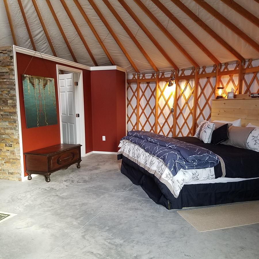 Yale Manor B&B & Yurt Glamping エクステリア 写真