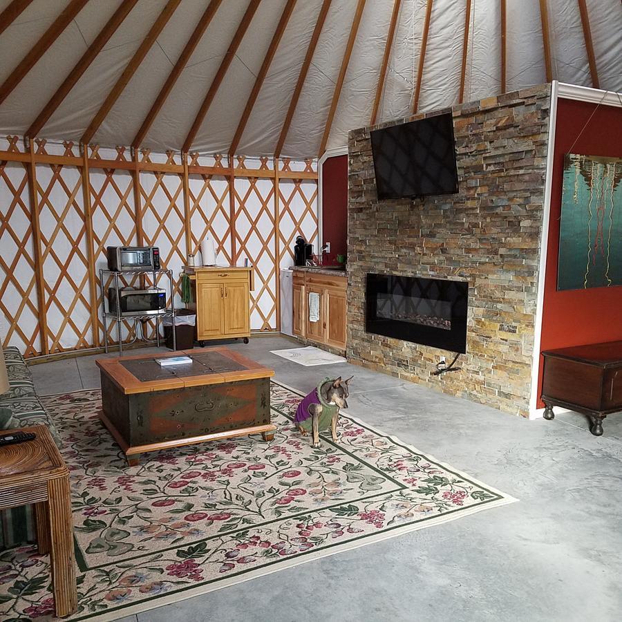 Yale Manor B&B & Yurt Glamping エクステリア 写真